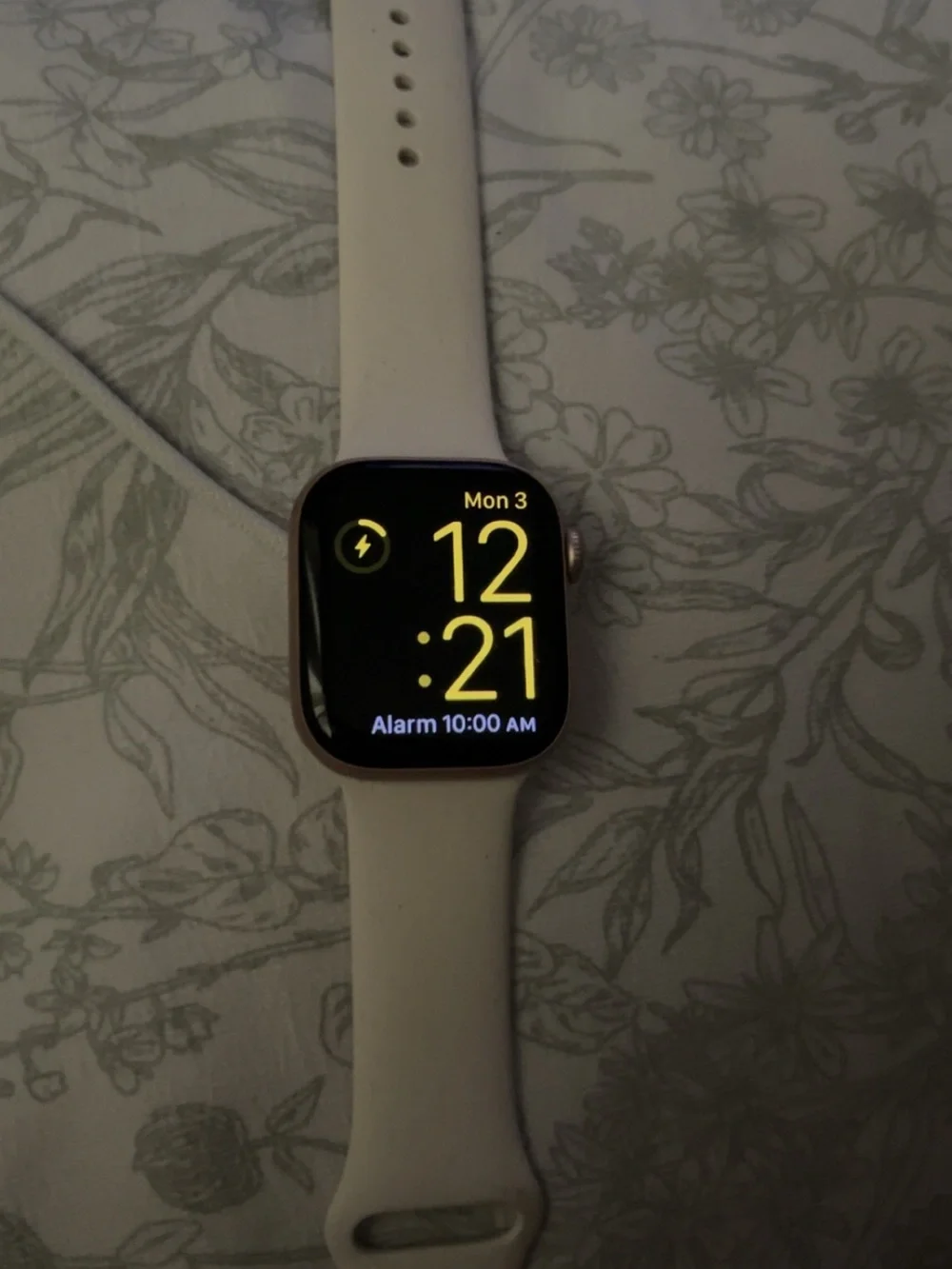 Apple watch series 10, comes with charger